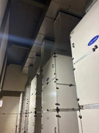 Equipamentos Eco Split Carrier integrados ao sistema de dutos metálicos.